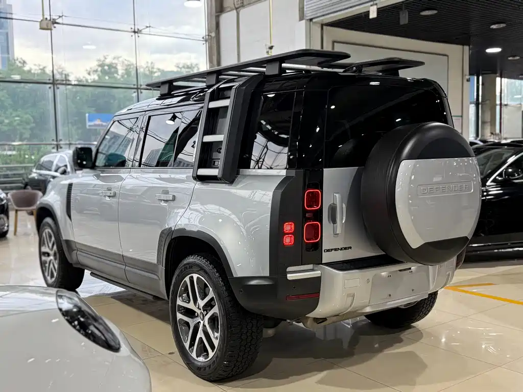 Land Rover Defender 2021 — фото 22