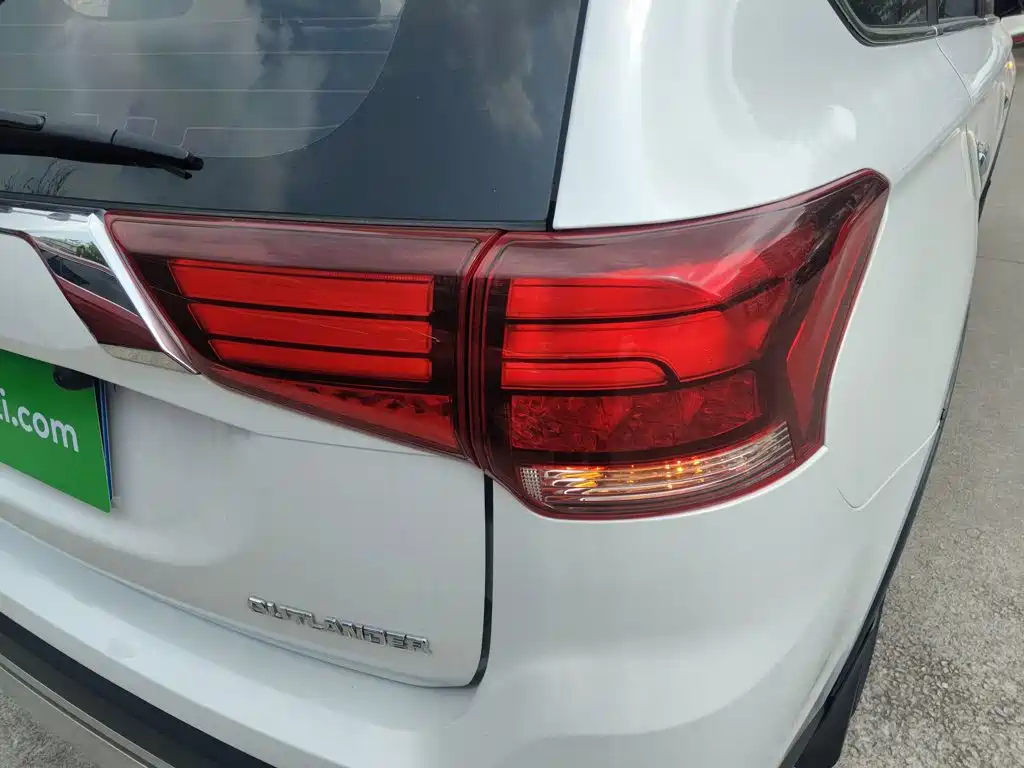Mitsubishi Outlander 2021 — фото 24