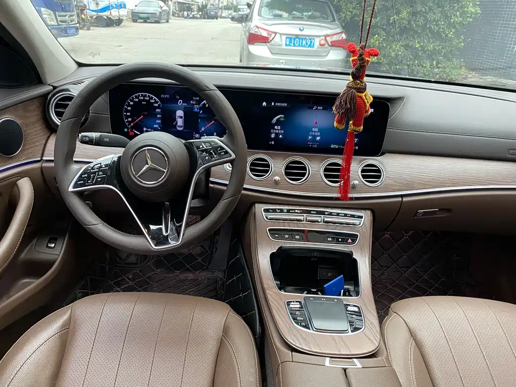 Mercedes-Benz E-Class 2023 — фото 6
