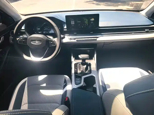 Geely Emgrand 2022