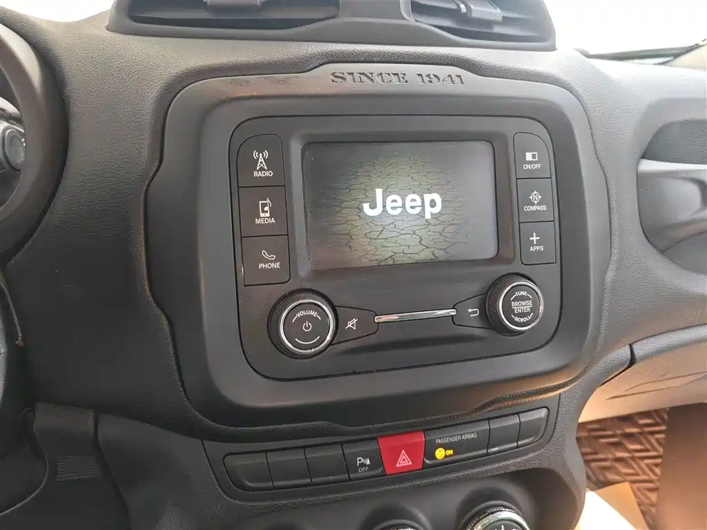 Jeep Renegade 2017 — фото 9