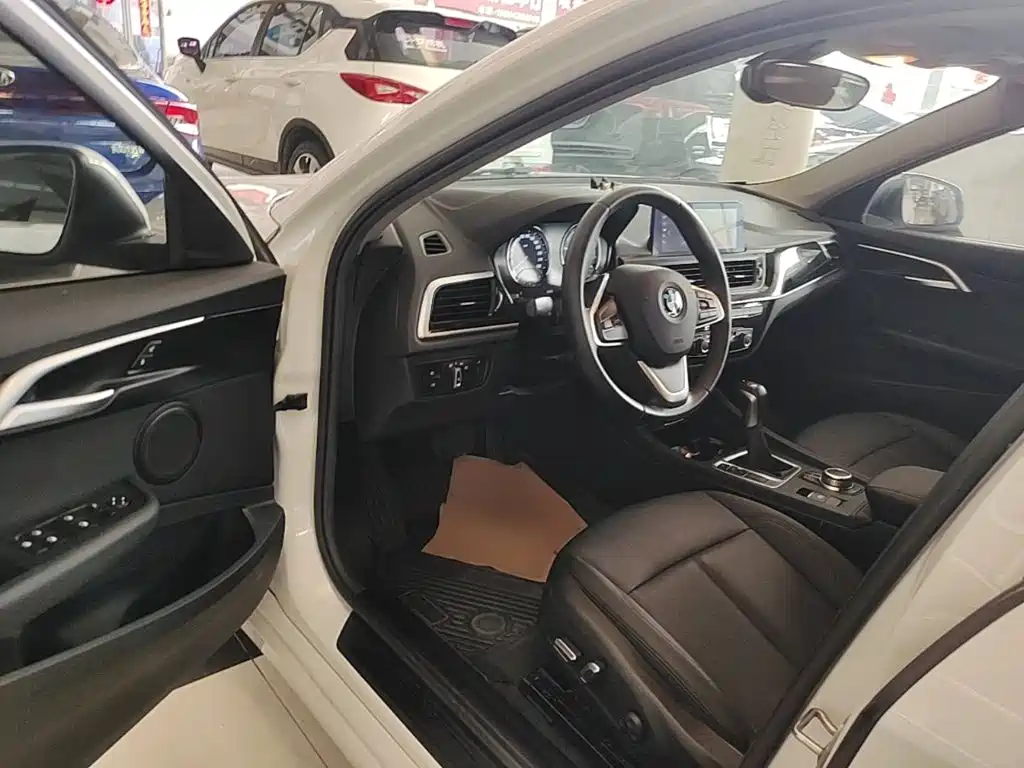 BMW 1 Series 2019 — фото 16
