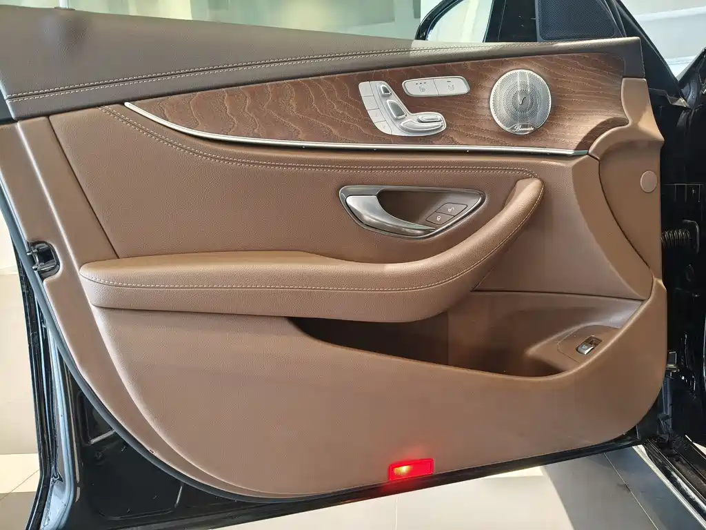 Mercedes-Benz E-Class 2023 — фото 8