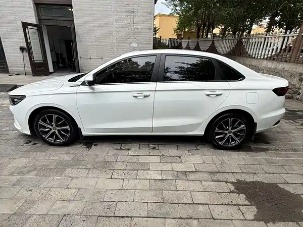 Geely Emgrand 2022