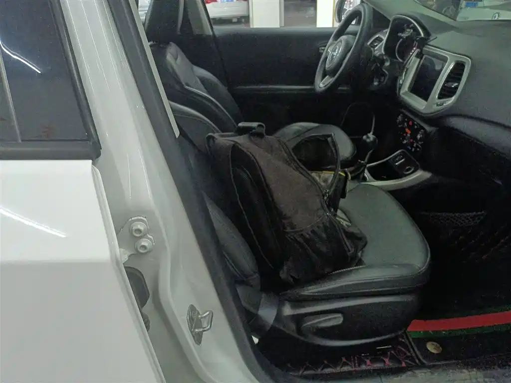 Jeep Compass 2018 — фото 25