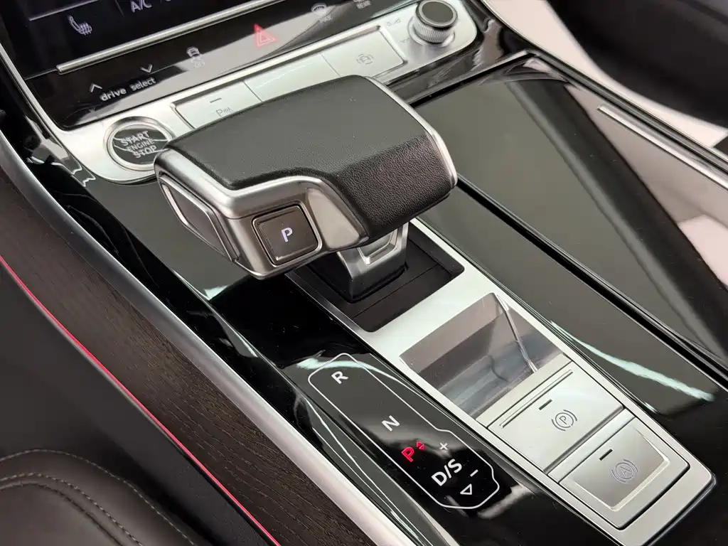 Audi A8 2021 — фото 19