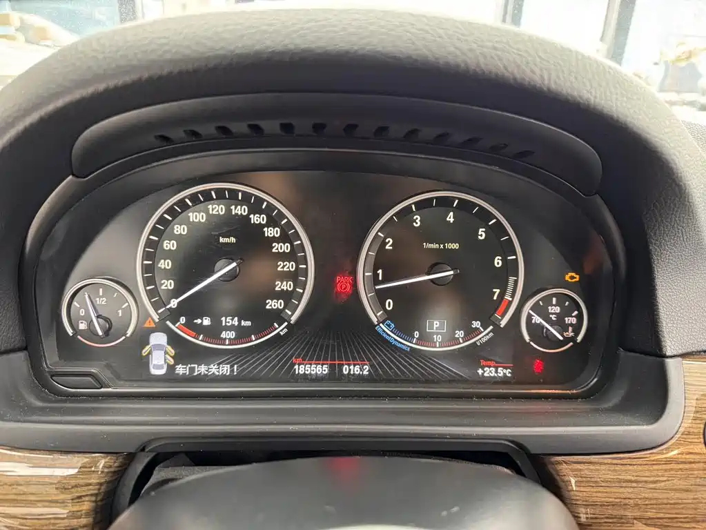 BMW 5 Series 2015 — фото 15