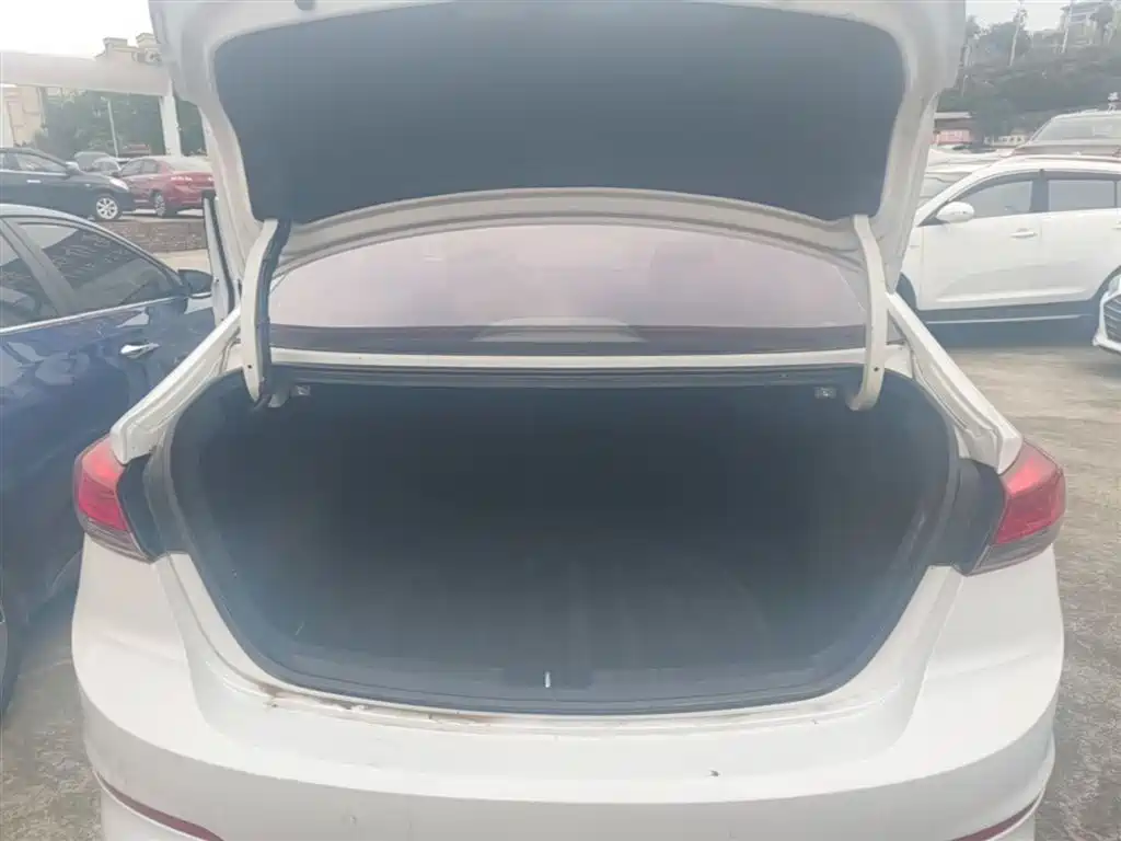 Hyundai Elantra 2019 — фото 19
