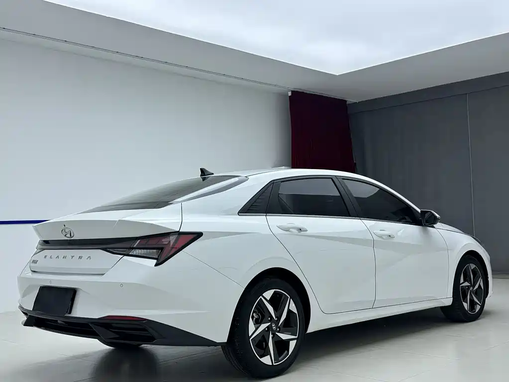 Hyundai Elantra 2023 — фото 6