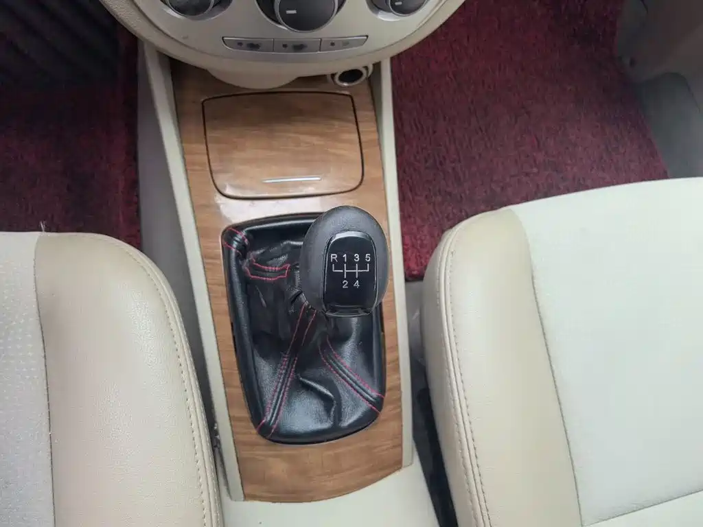 Buick Excelle 2015 — фото 10