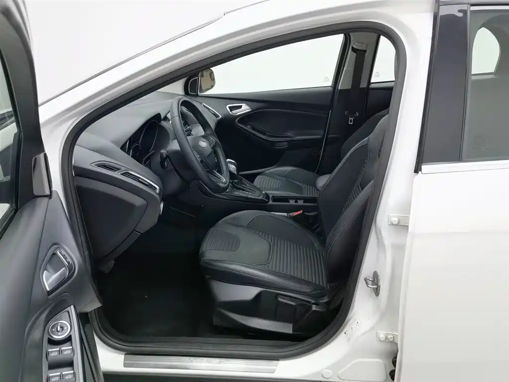 Ford Focus 2015 — фото 10