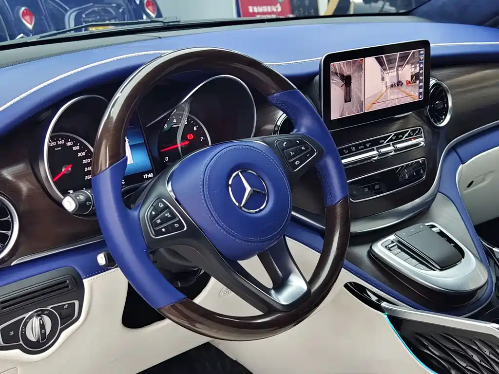 Mercedes-Benz V-Class 2023 — фото 10