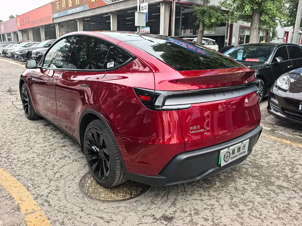 Tesla Model Y 2025 — фото 13