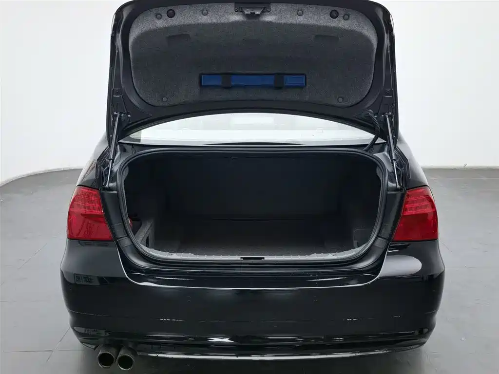 BMW 3 Series 2010 — фото 16