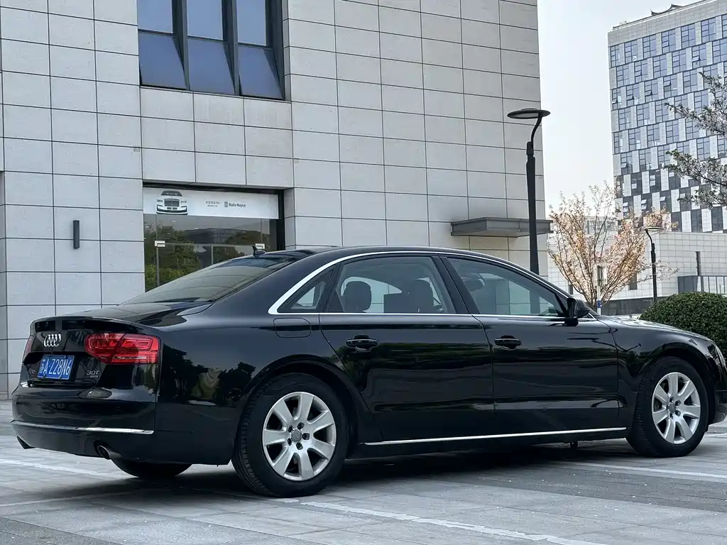 Audi A8 2011 — фото 6