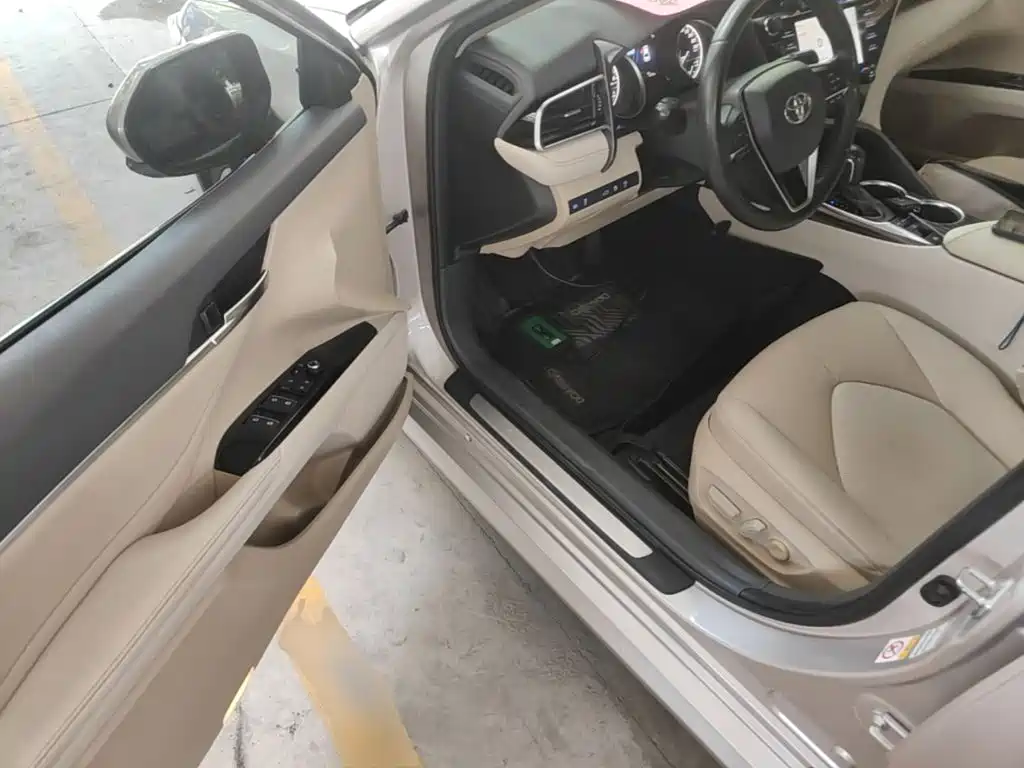 Toyota Camry 2018 — фото 16