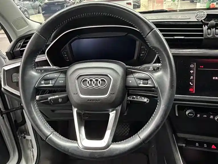 Audi Q3 2019 — фото 9
