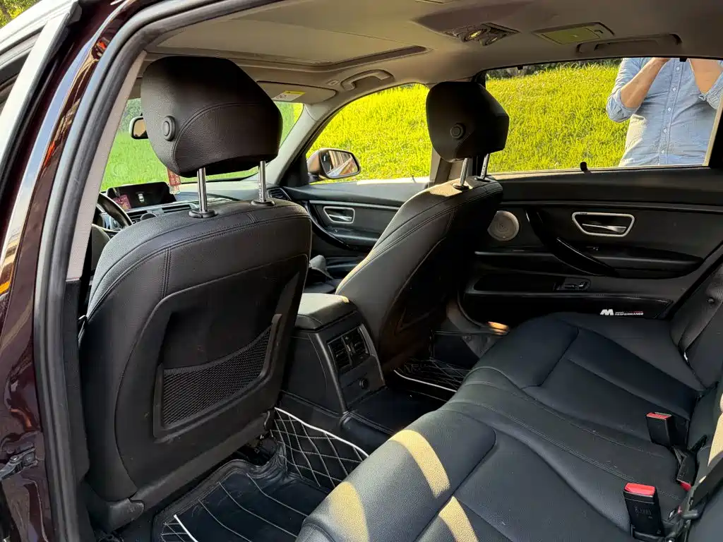 BMW 3 Series 2018 — фото 11