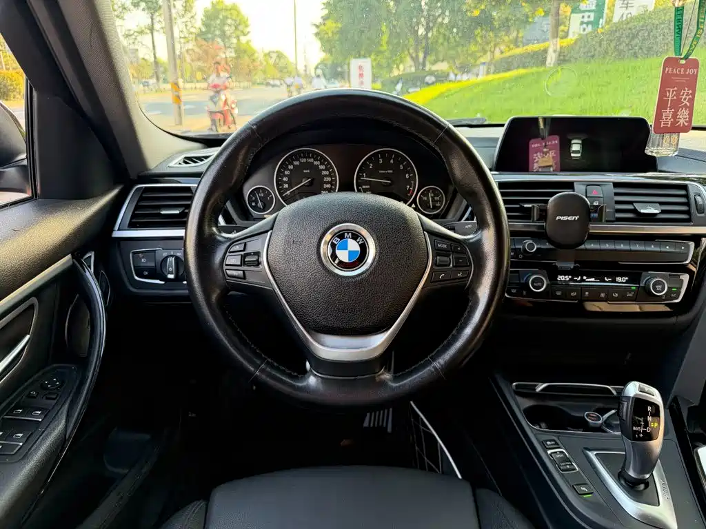 BMW 3 Series 2018 — фото 14