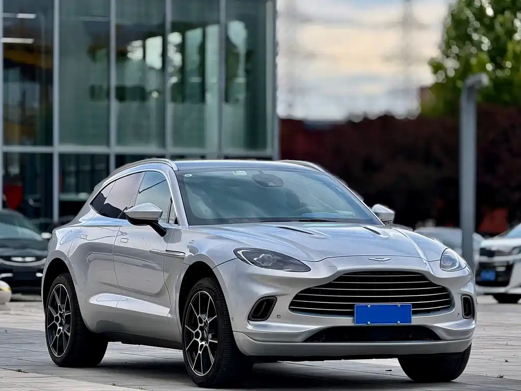 Aston Martin DBX 2021 — фото 3