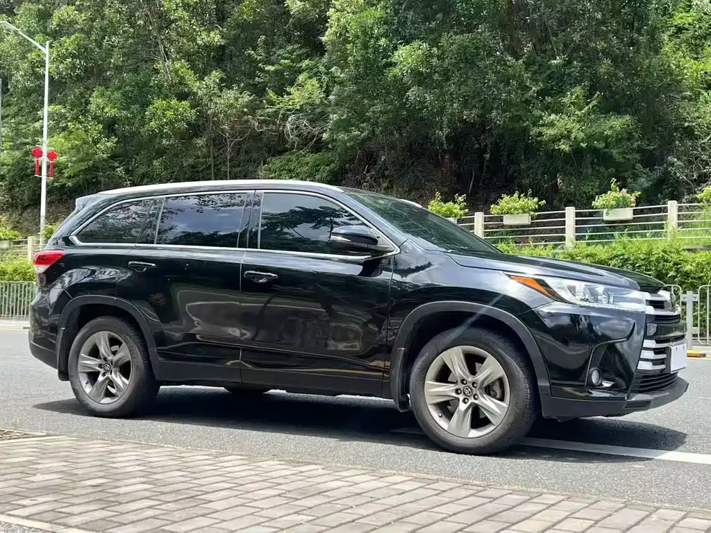 Toyota Highlander 2021 — фото 1