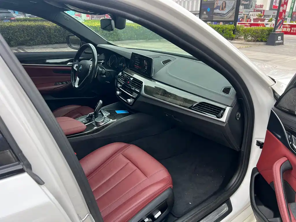 BMW 5 Series 2018 — фото 9