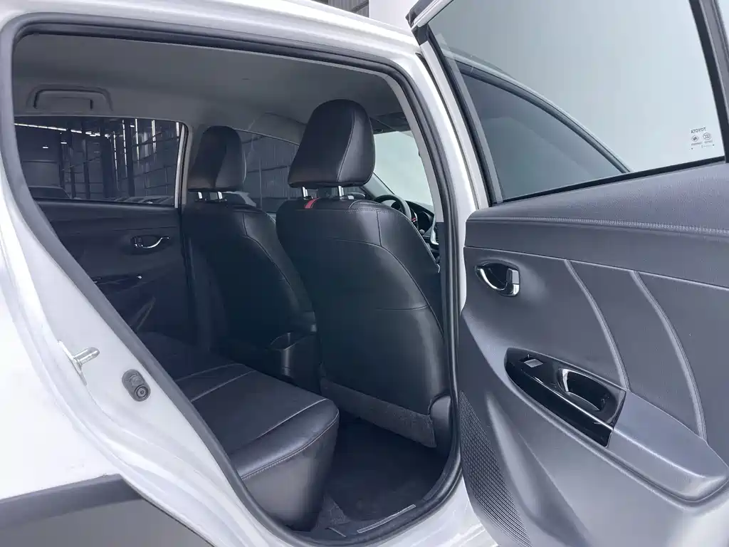 Toyota Yaris L 2023 — фото 22