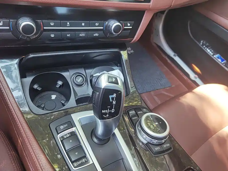 BMW 5 Series 2015 — фото 16