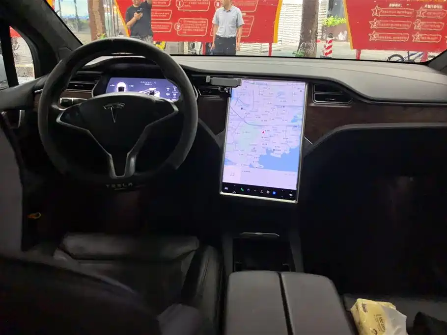 Tesla Model X 2017 — фото 12