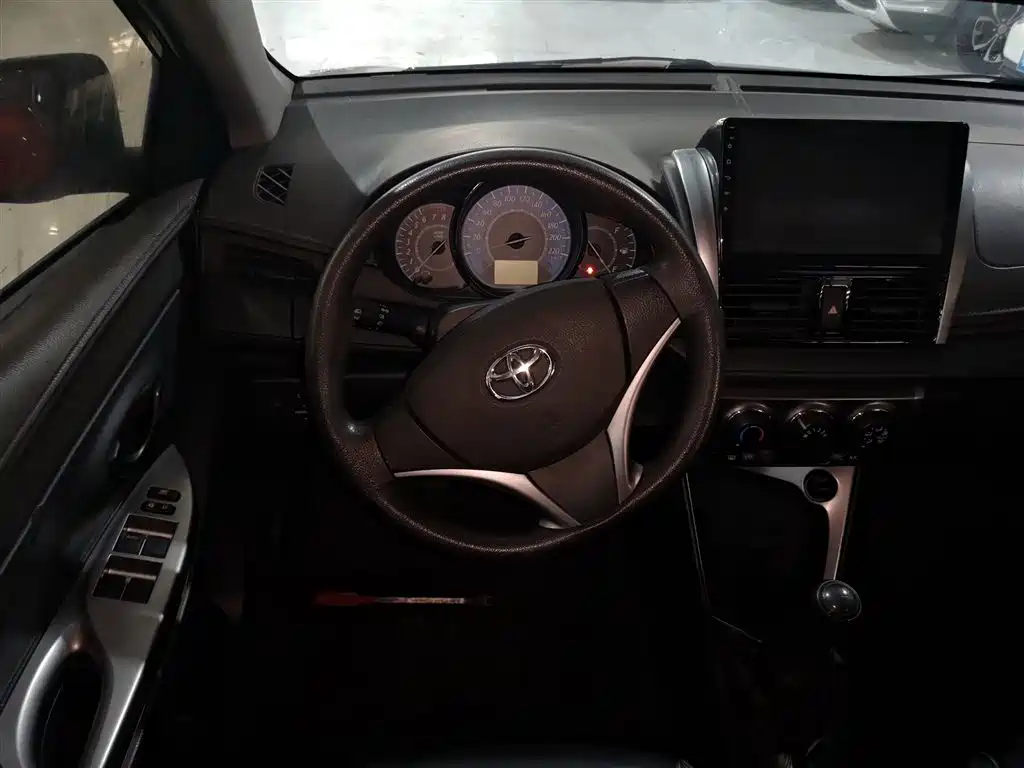 Toyota Yaris L 2014 — фото 7