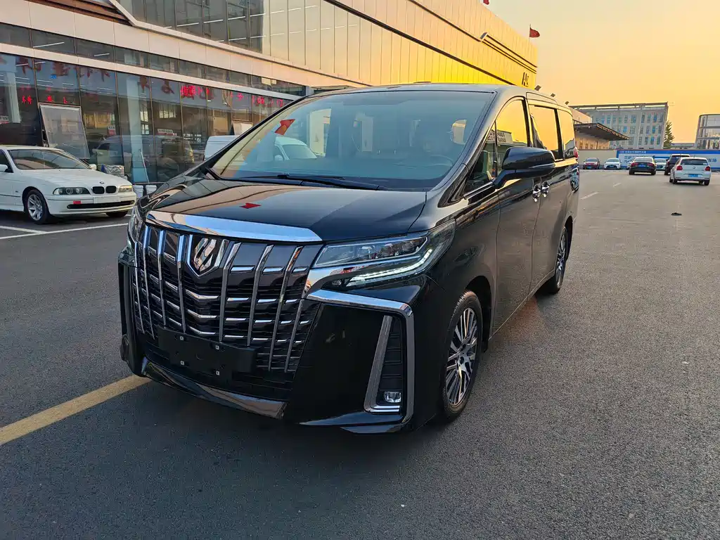 Toyota Alphard 2017 — фото 1