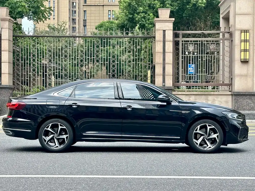 Volkswagen Passat 2023 — фото 3
