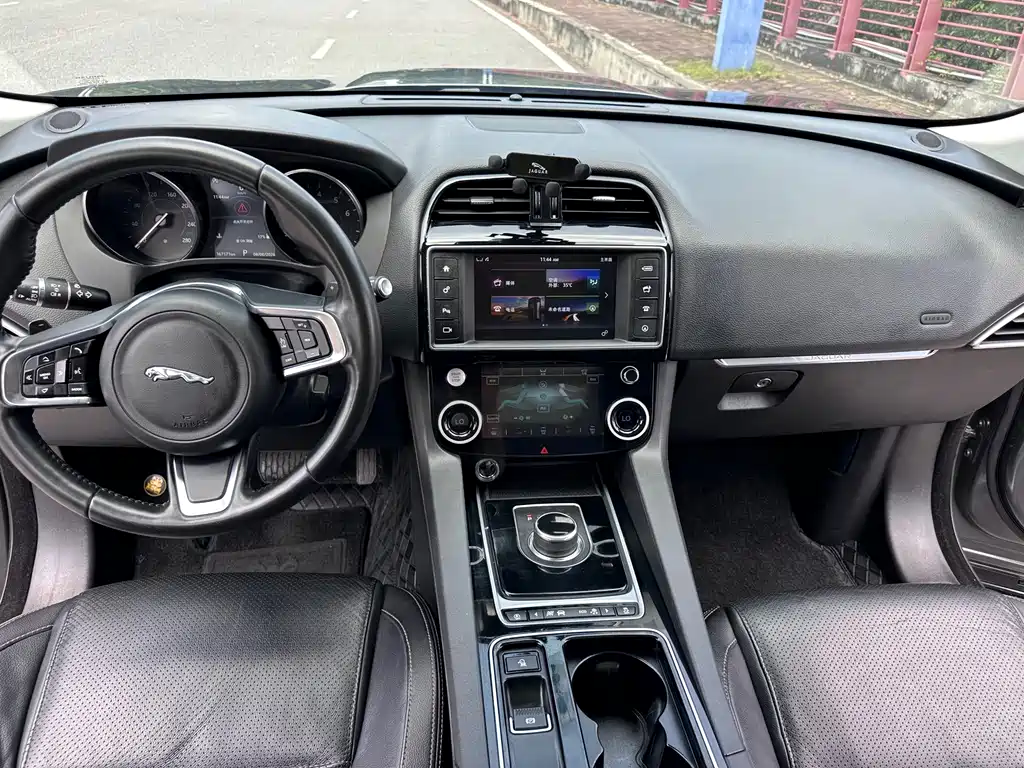 Jaguar F-PACE 2017 — фото 12