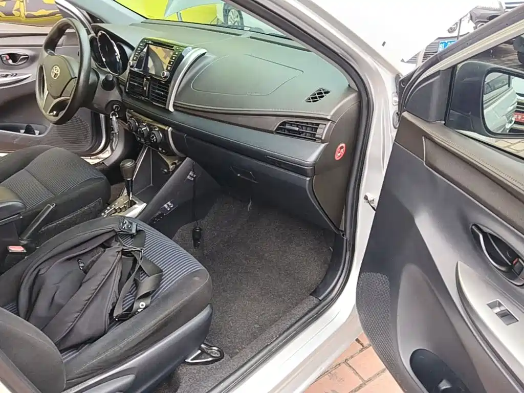 Toyota Yaris L 2014 — фото 11