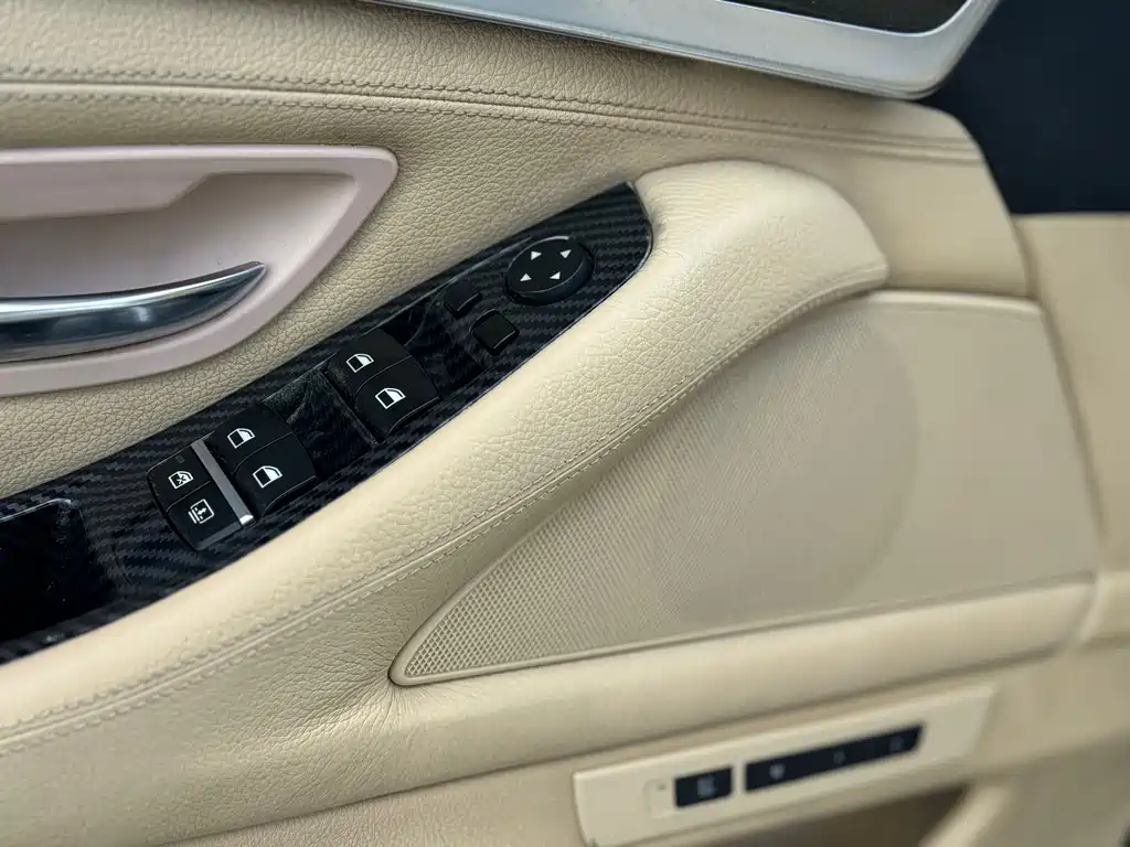 BMW 5 Series 2011 — фото 17