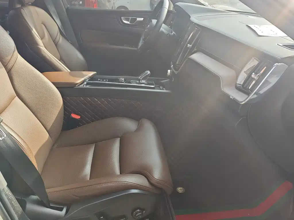 Volvo XC60 PHEV 2023 — фото 12