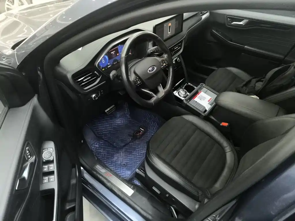 Ford Escape 2020 — фото 16