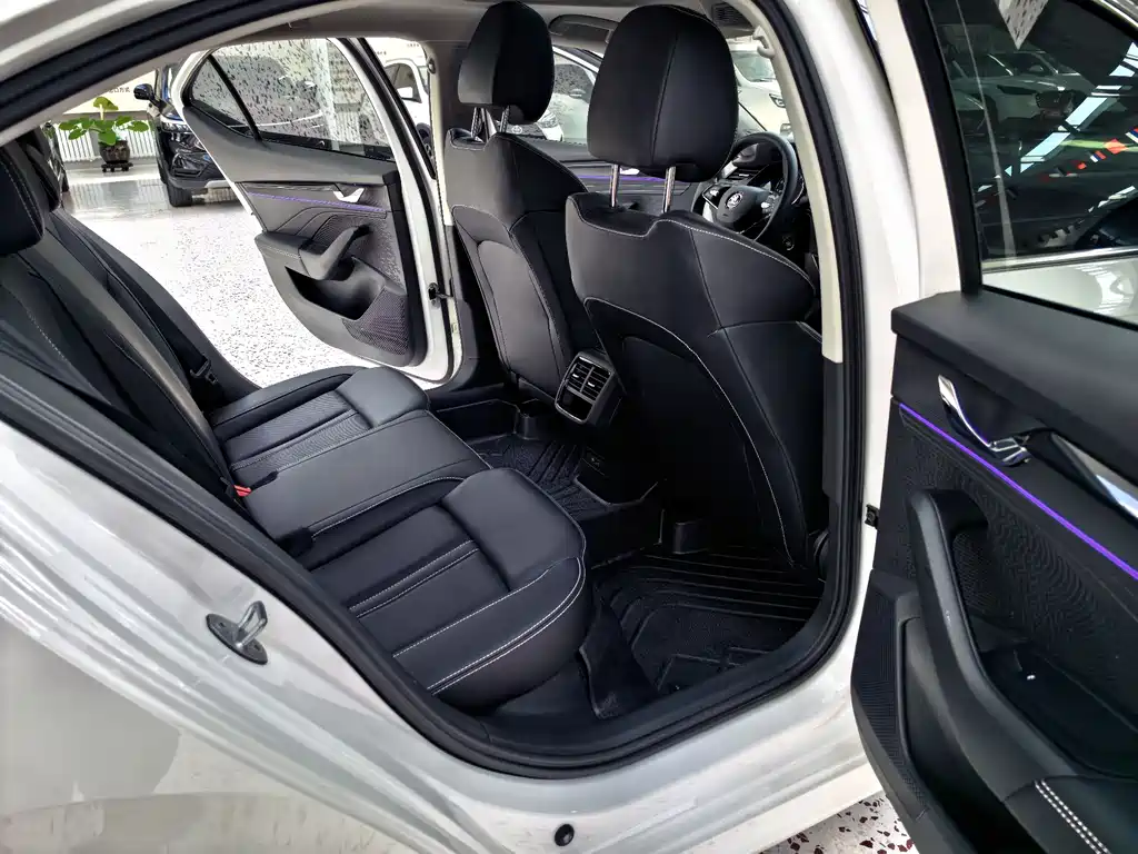 Skoda Octavia 2022 — фото 11