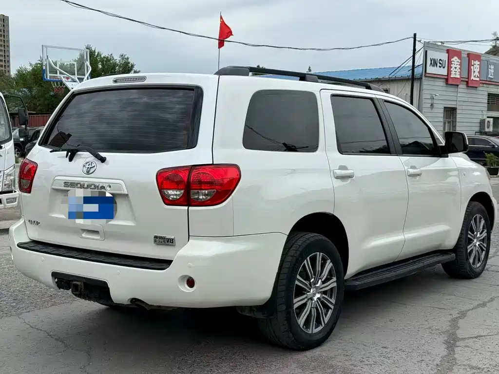 Toyota Sequoia 2017 — фото 9