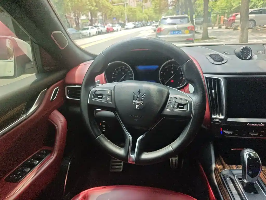 Maserati Levante 2017 — фото 11