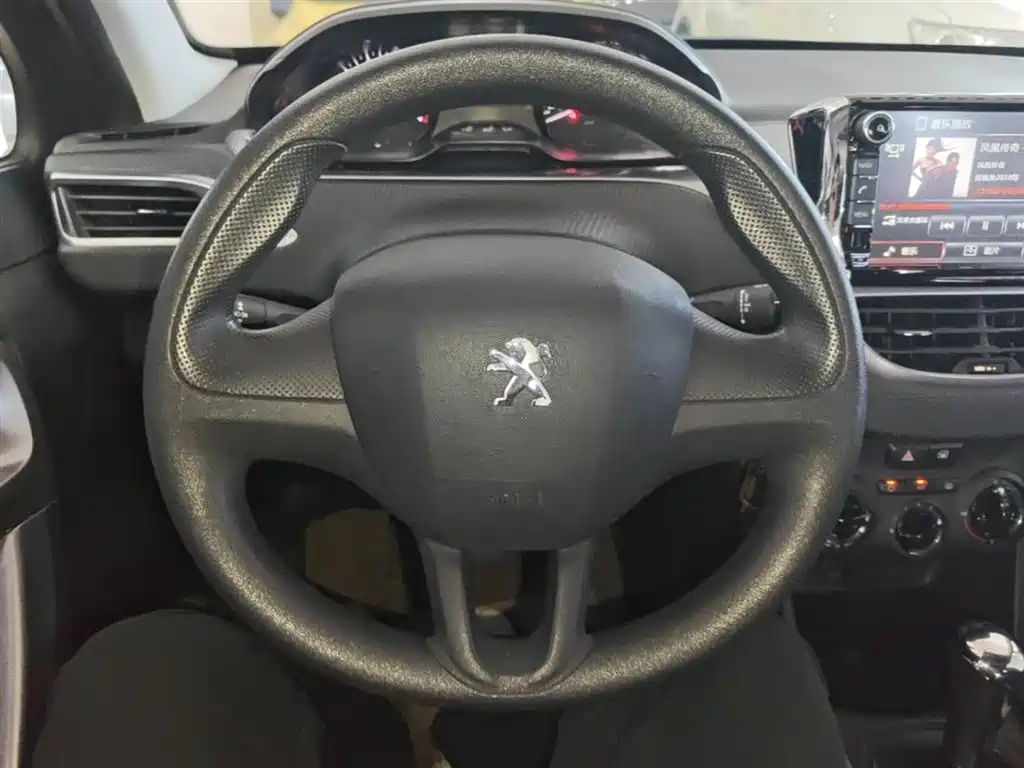 Peugeot 2008 2015 — фото 11
