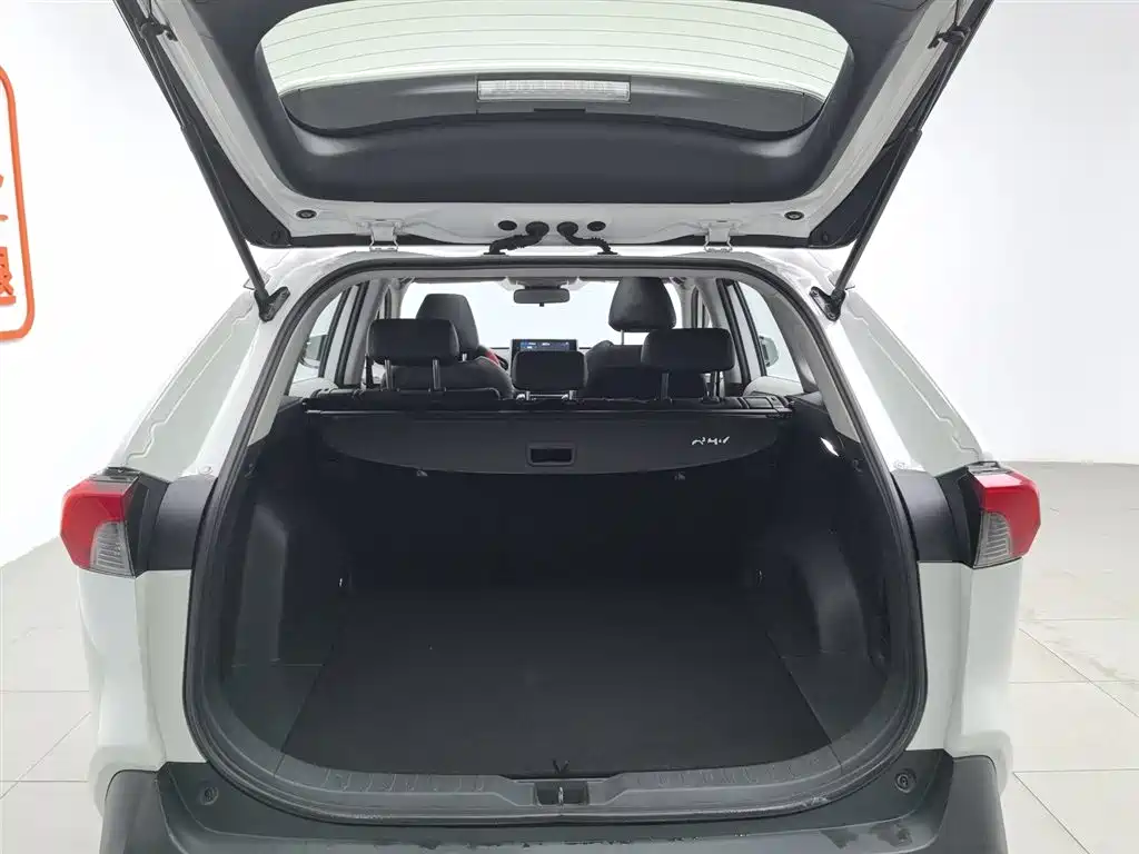 Toyota RAV4 2019 — фото 16