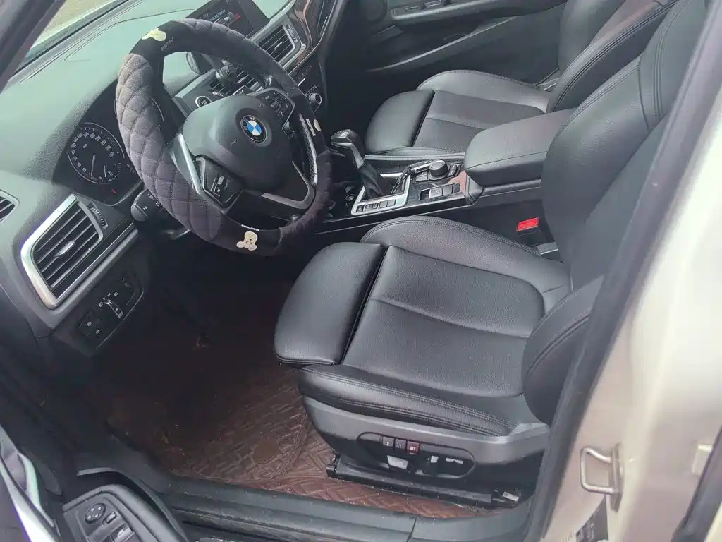 BMW 1 Series 2018 — фото 15