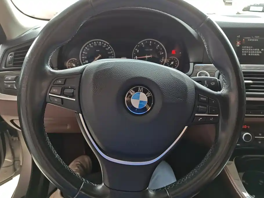 BMW 5 Series 2017 — фото 15