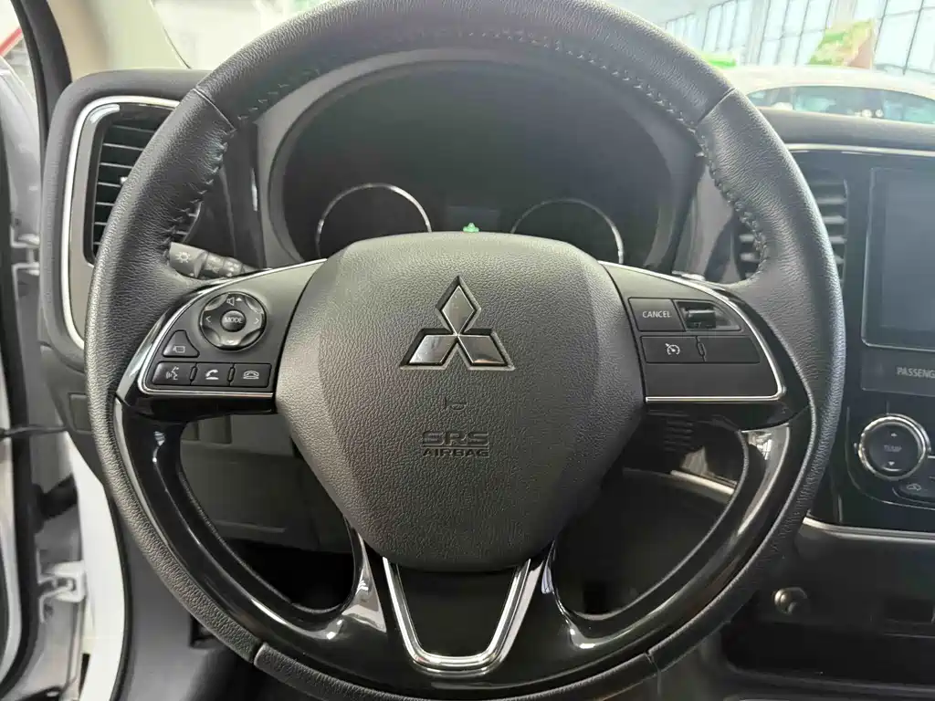 Mitsubishi Outlander 2022 — фото 14
