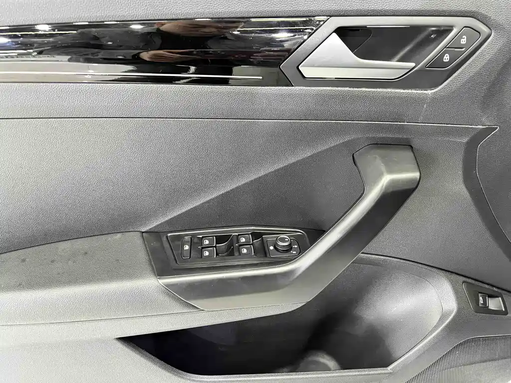 Volkswagen T-Roc 2022 — фото 9