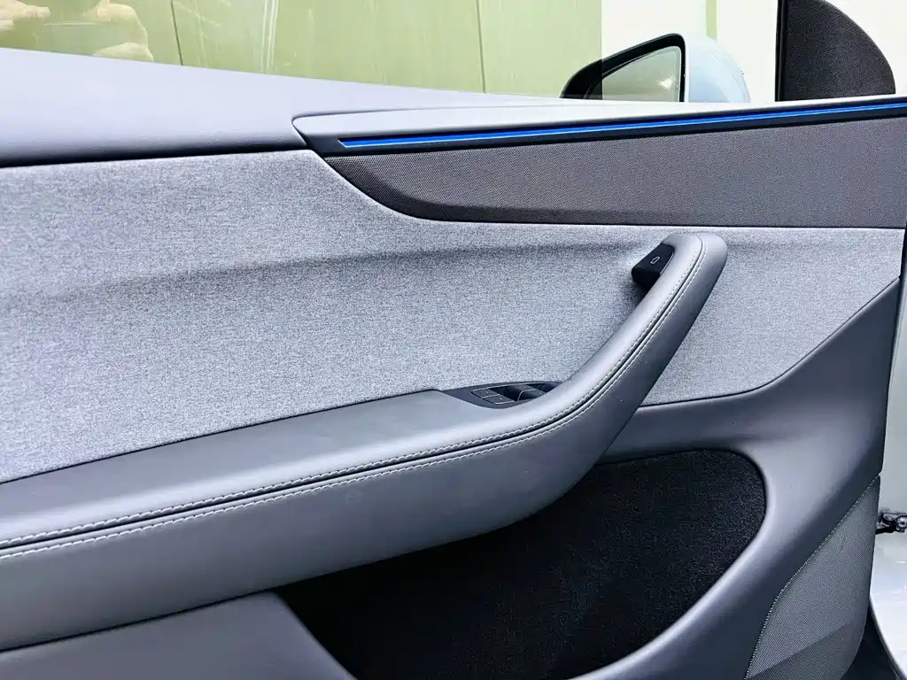Tesla Model Y 2025 — фото 11