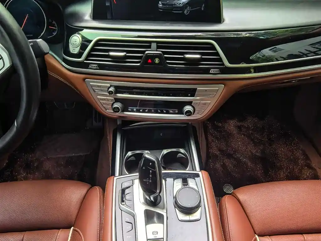 BMW 7 Series 2019 — фото 9