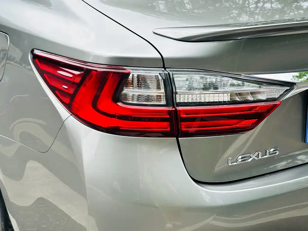 Lexus ES 2018 — фото 9