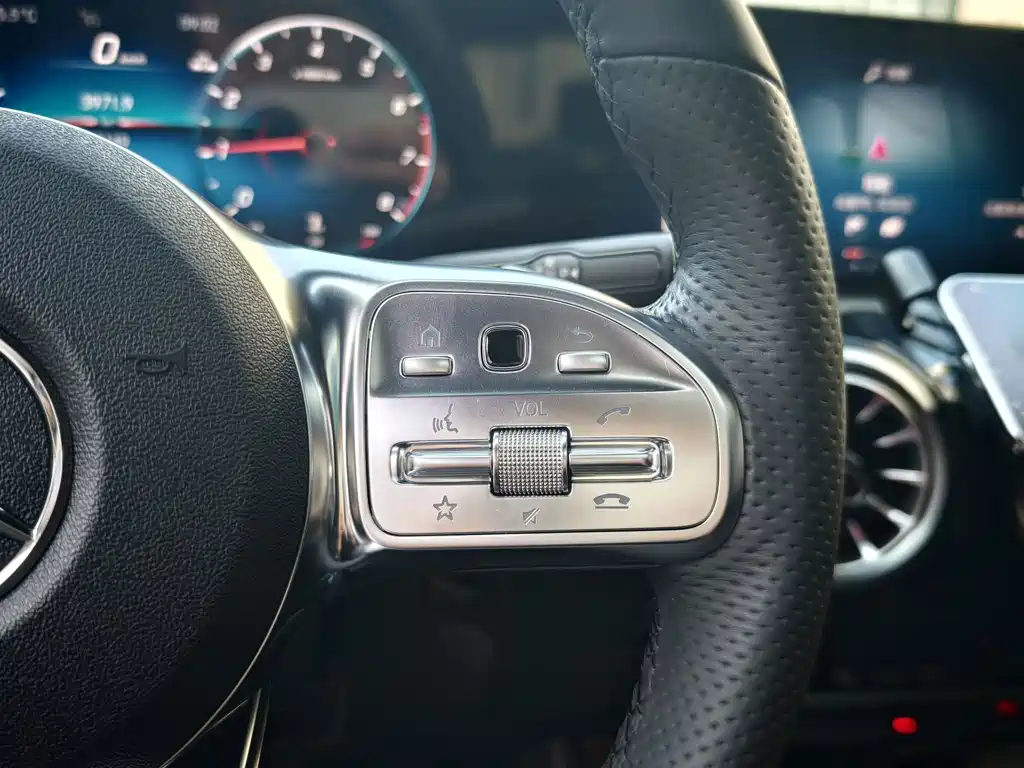 Mercedes-Benz A-Class 2023 — фото 11